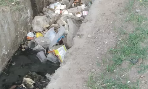 கழிவுகளால் கழிவுநீர் தேக்கம் கழிவுகளால் கழிவுநீர் தேக்கம்