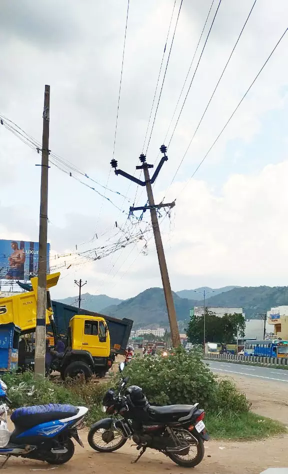 பாதியில் நிற்கும் மின்கம்பம் பணி