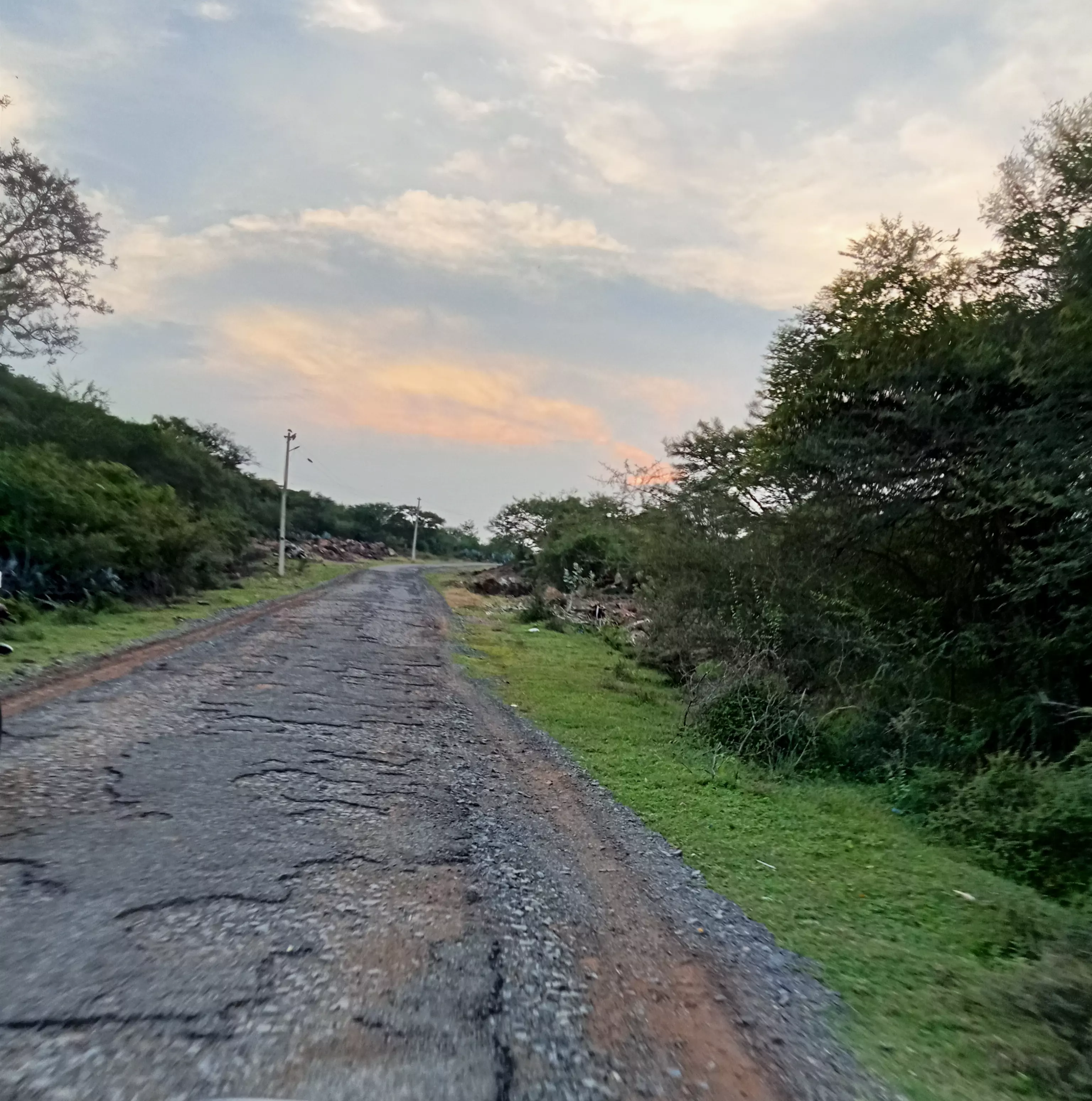 குண்டும், குழியுமான சாலை