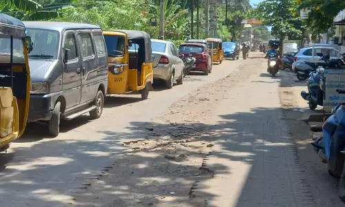 சேதமடைந்த சாலை