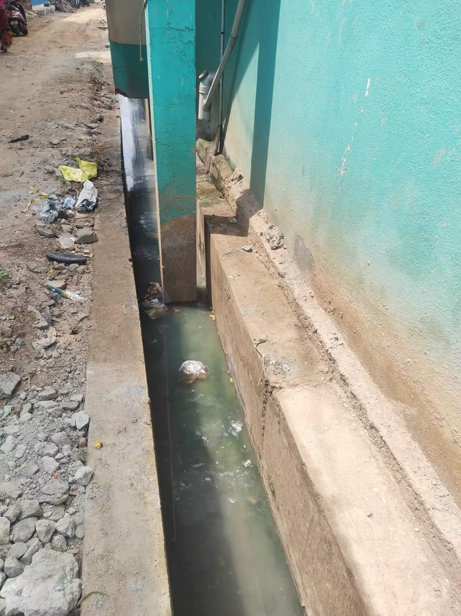 கால்வாய் நடுவே மின்கம்பம்