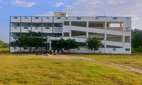 பள்ளிக்கு சுற்றுச்சுவா் கட்டுவாா்களா? பள்ளிக்கு சுற்றுச்சுவா் கட்டுவாா்களா?