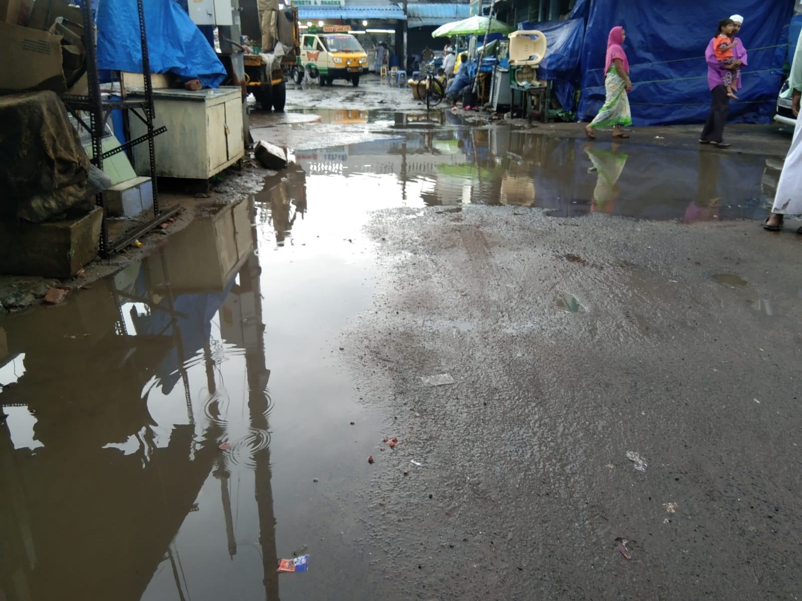 குளம் போல் தேங்கியுள்ள மழைநீர்