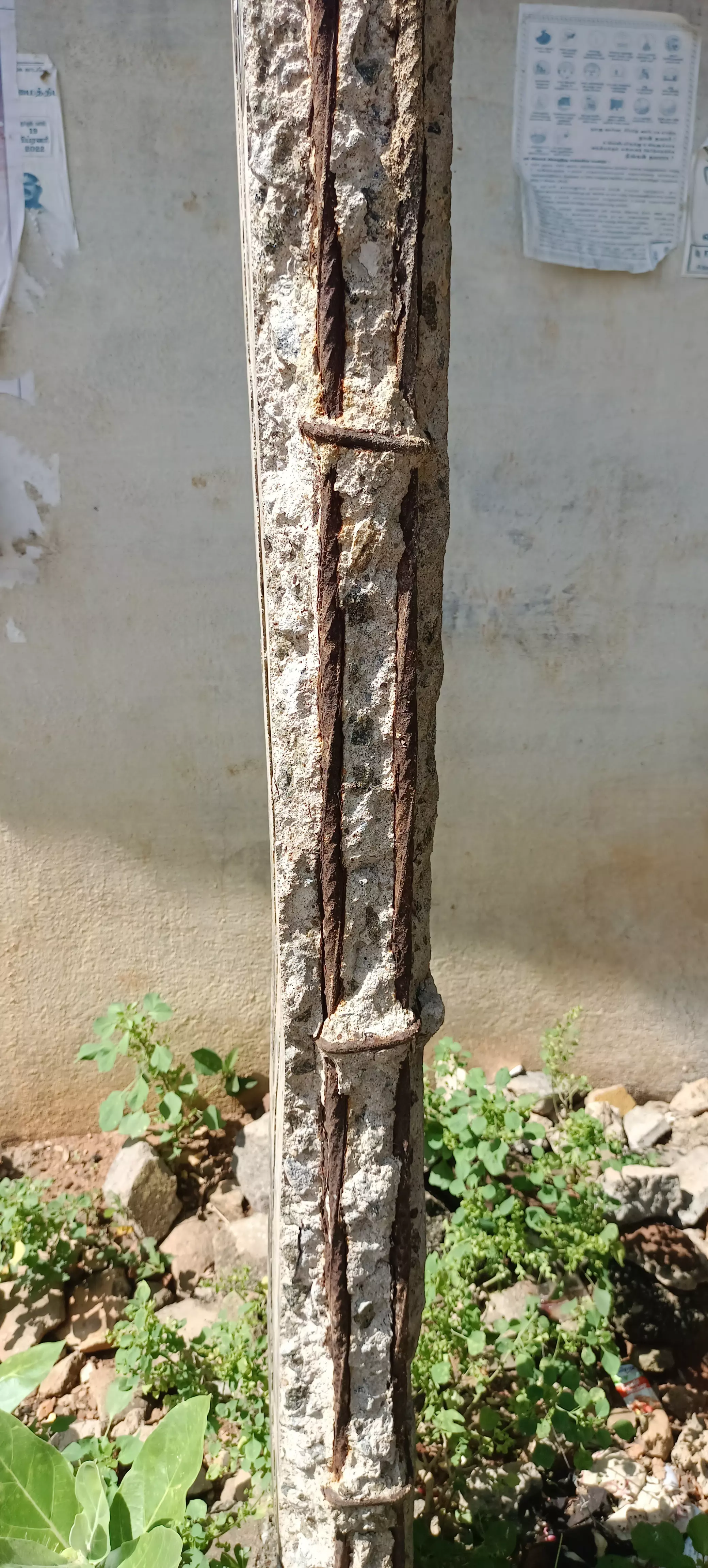 ஆபத்தான மின்கம்பம்