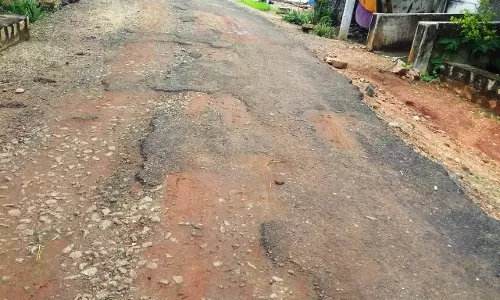 குண்டும், குழியுமான சாலை