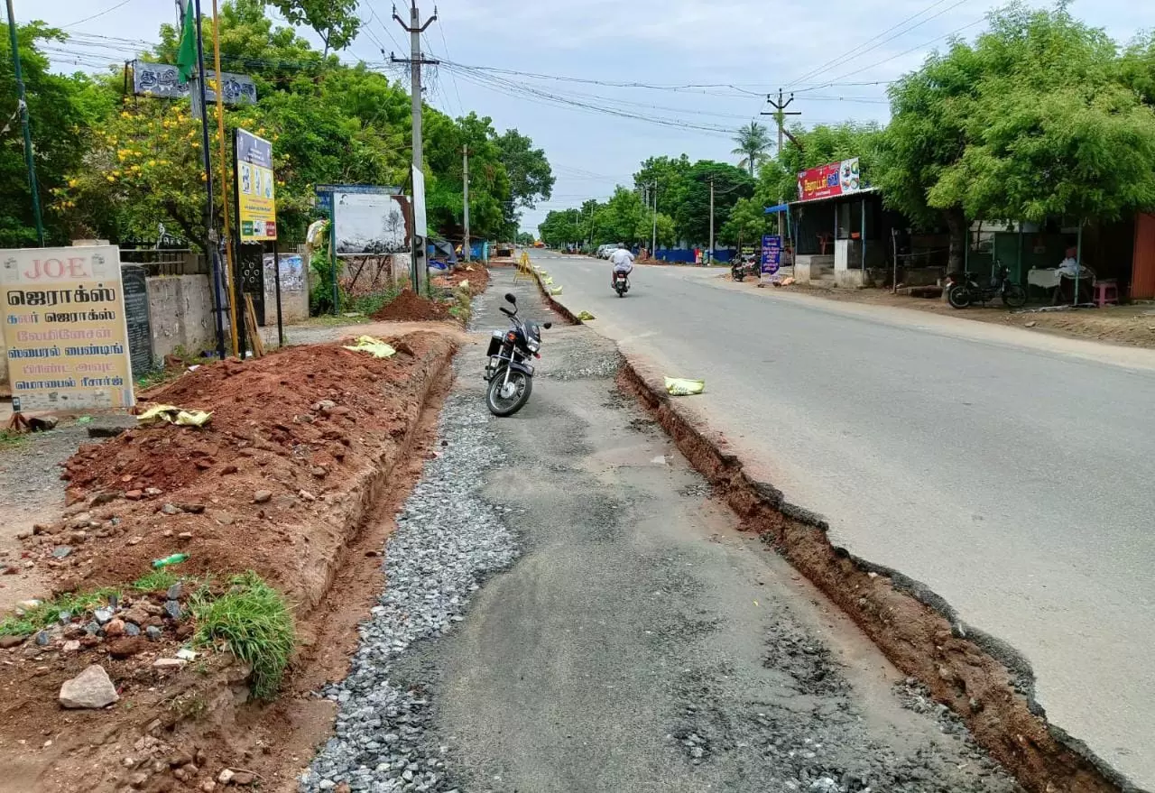 சாலை விரிவாக்க பணியை விரைந்து முடிக்க கோரிக்கை