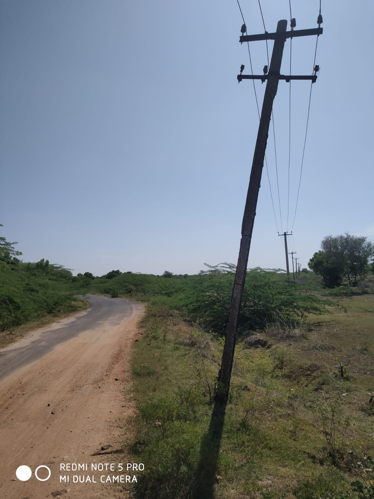 ஆபத்தான மின்கம்பம்