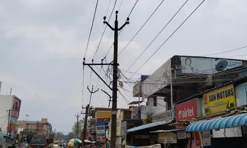 சிதிலமடைந்த மின்கம்பம் சிதிலமடைந்த மின்கம்பம்