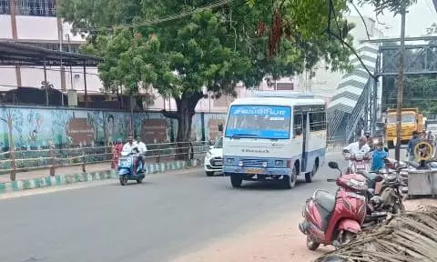 வேகத்தடை அமைக்க வேண்டும்