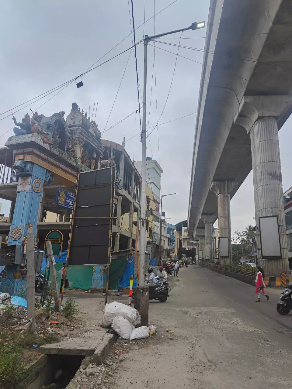 பகல் நேரங்களில் எரியும் தெரு மின்விளக்குகள்