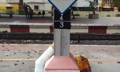 தரையில் கிடக்கும் அறிவிப்பு பலகை