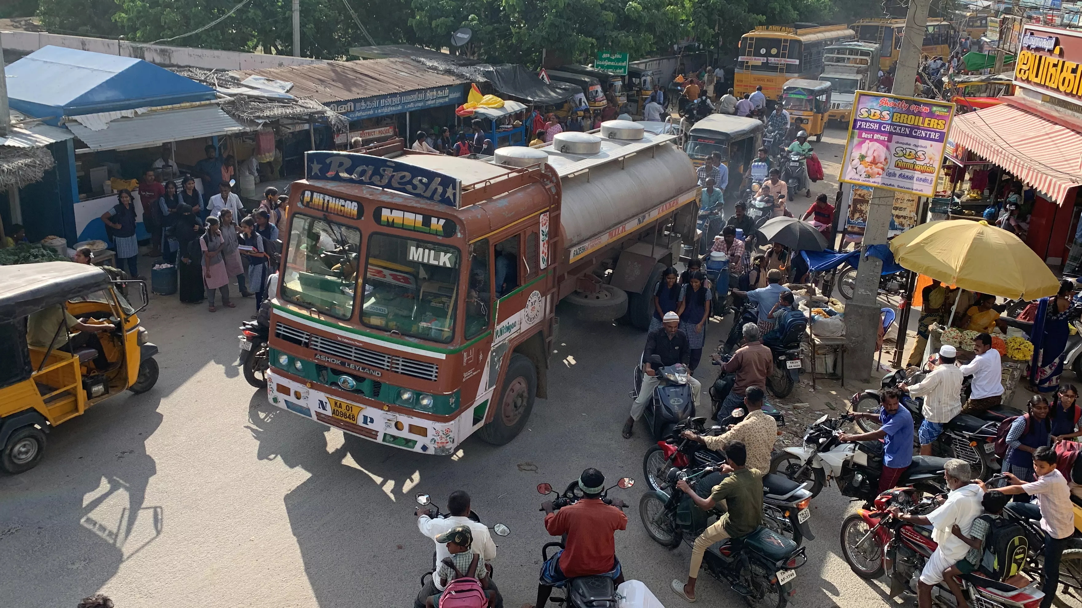 சாலையோர ஆக்கிரமிப்புகள் சாலையோர ஆக்கிரமிப்புகள்