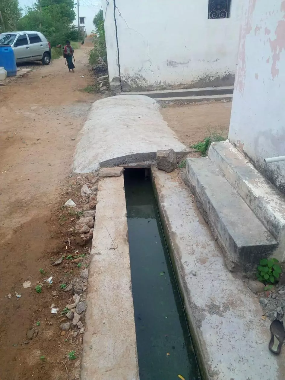 கால்வாயில் தேங்கும் கழிவுநீர் கால்வாயில் தேங்கும் கழிவுநீர்