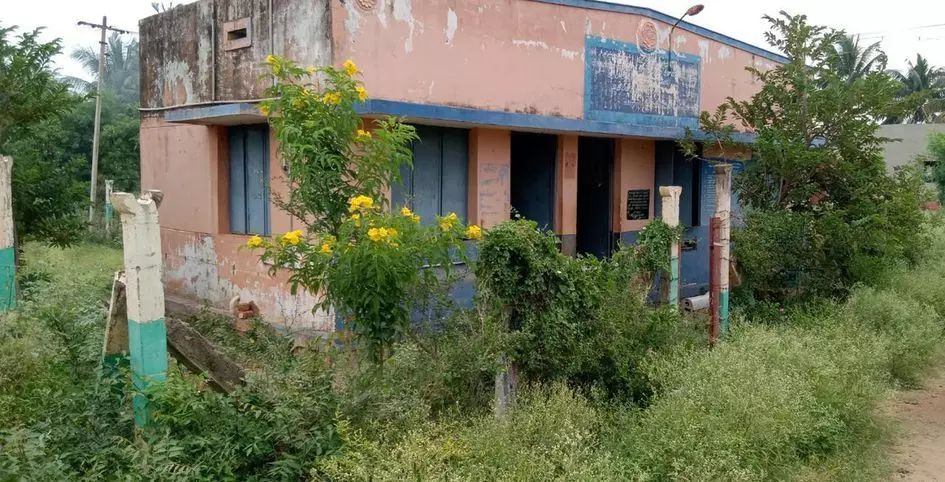 புதர்மண்டி கிடக்கும் அங்கன்வாடி கட்டிடம் புதர்மண்டி கிடக்கும் அங்கன்வாடி கட்டிடம்
