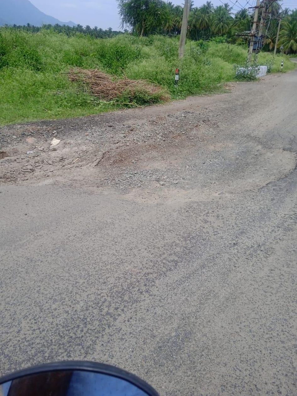 குண்டும், குழியுமான சாலை