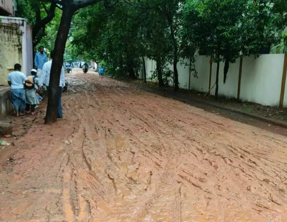 மண் சாலையால் அவதி மண் சாலையால் அவதி