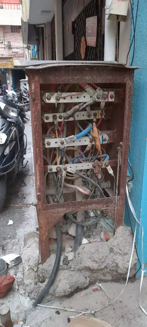 ஆபத்தான மின் இணைப்பு பெட்டி