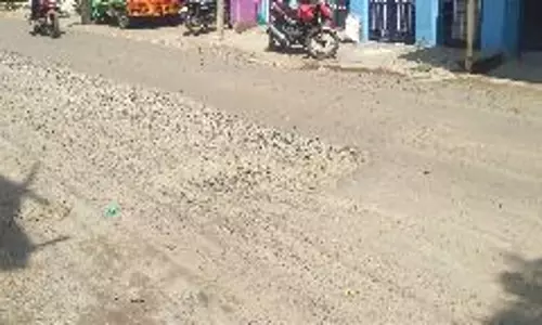 சேதமடைந்த சாலையால் அல்லல்படும் வாகன ஓட்டிகள்