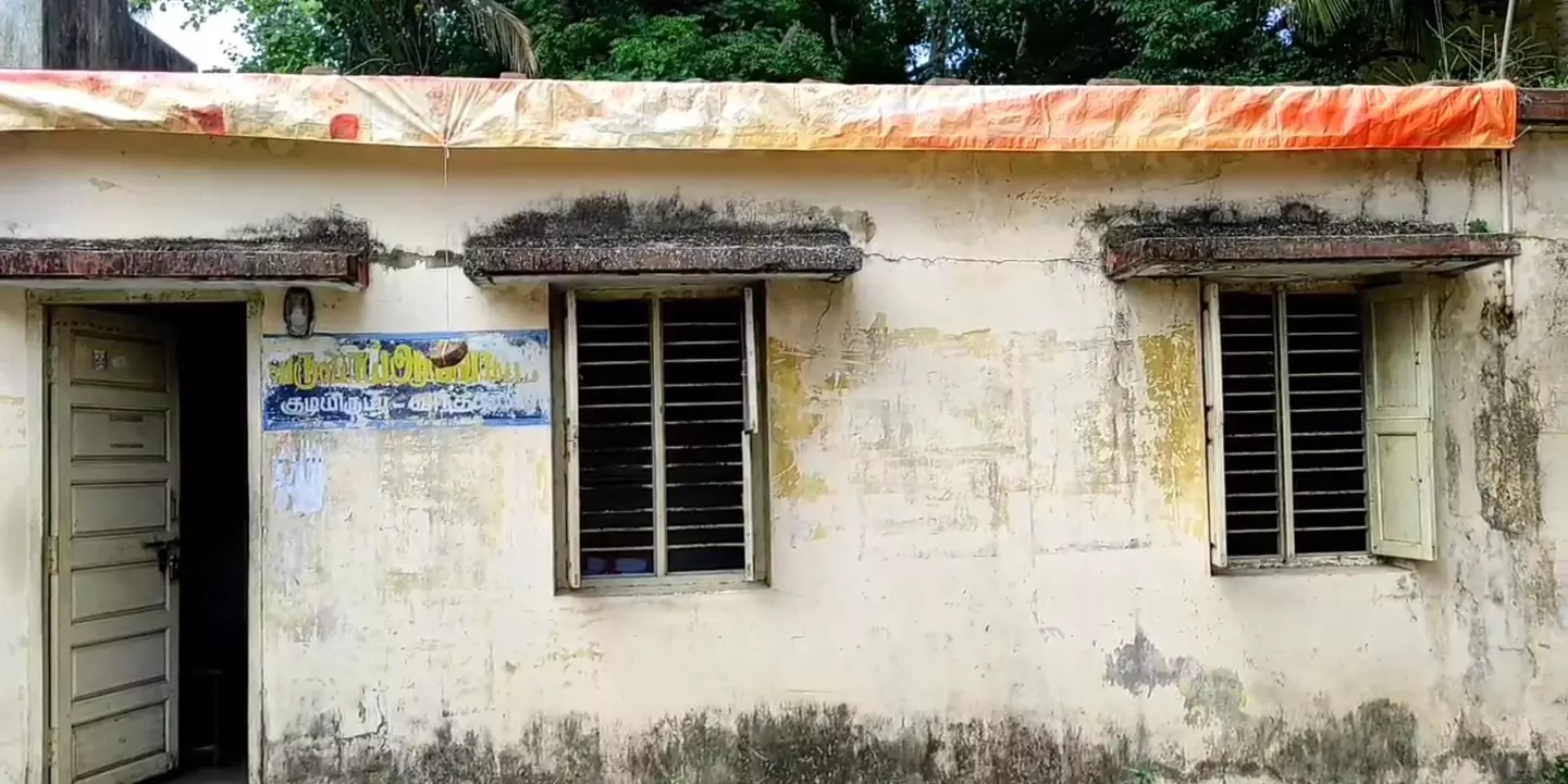 இடிந்துவிழும் நிலையில் வருவாய் ஆய்வாளர் அலுவலகம் இடிந்துவிழும் நிலையில் வருவாய் ஆய்வாளர் அலுவலகம்