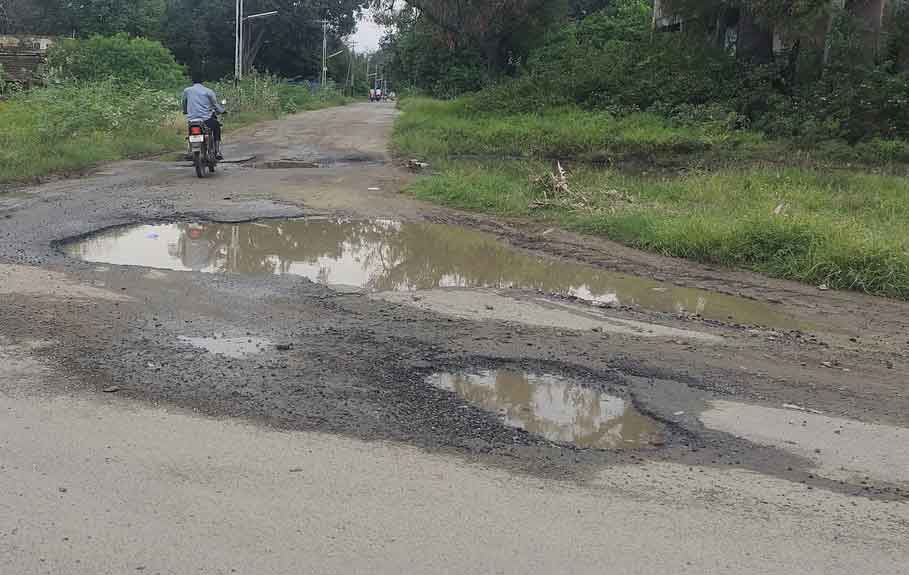 குண்டும், குழியுமான சாலையை சீரமைக்க வேண்டும்