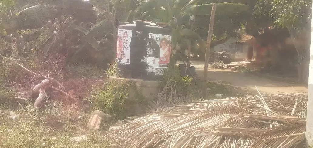 பழுதடைந்த மினி குடிநீர் தொட்டி