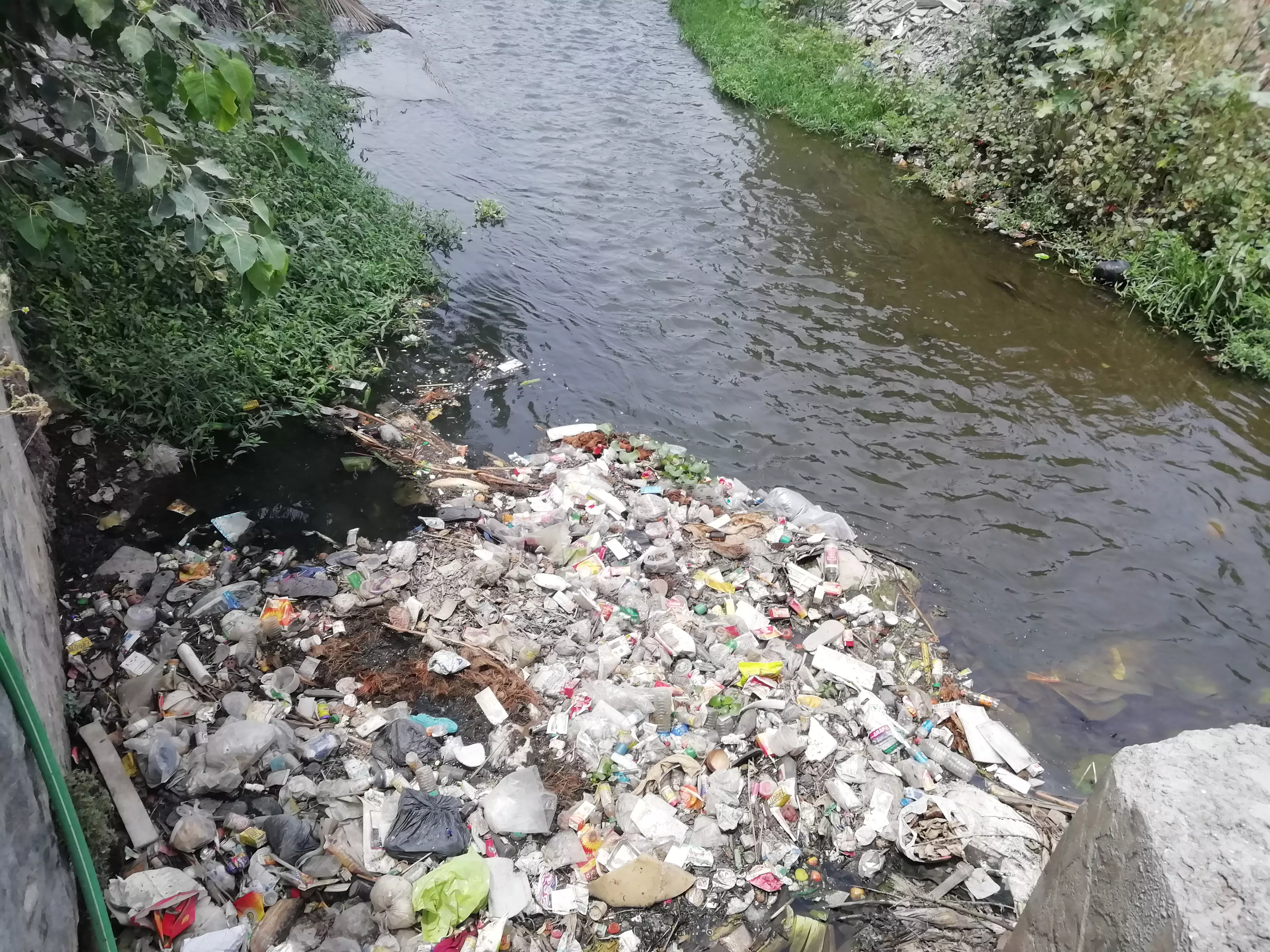 ஓடையில் குப்பை ஓடையில் குப்பை