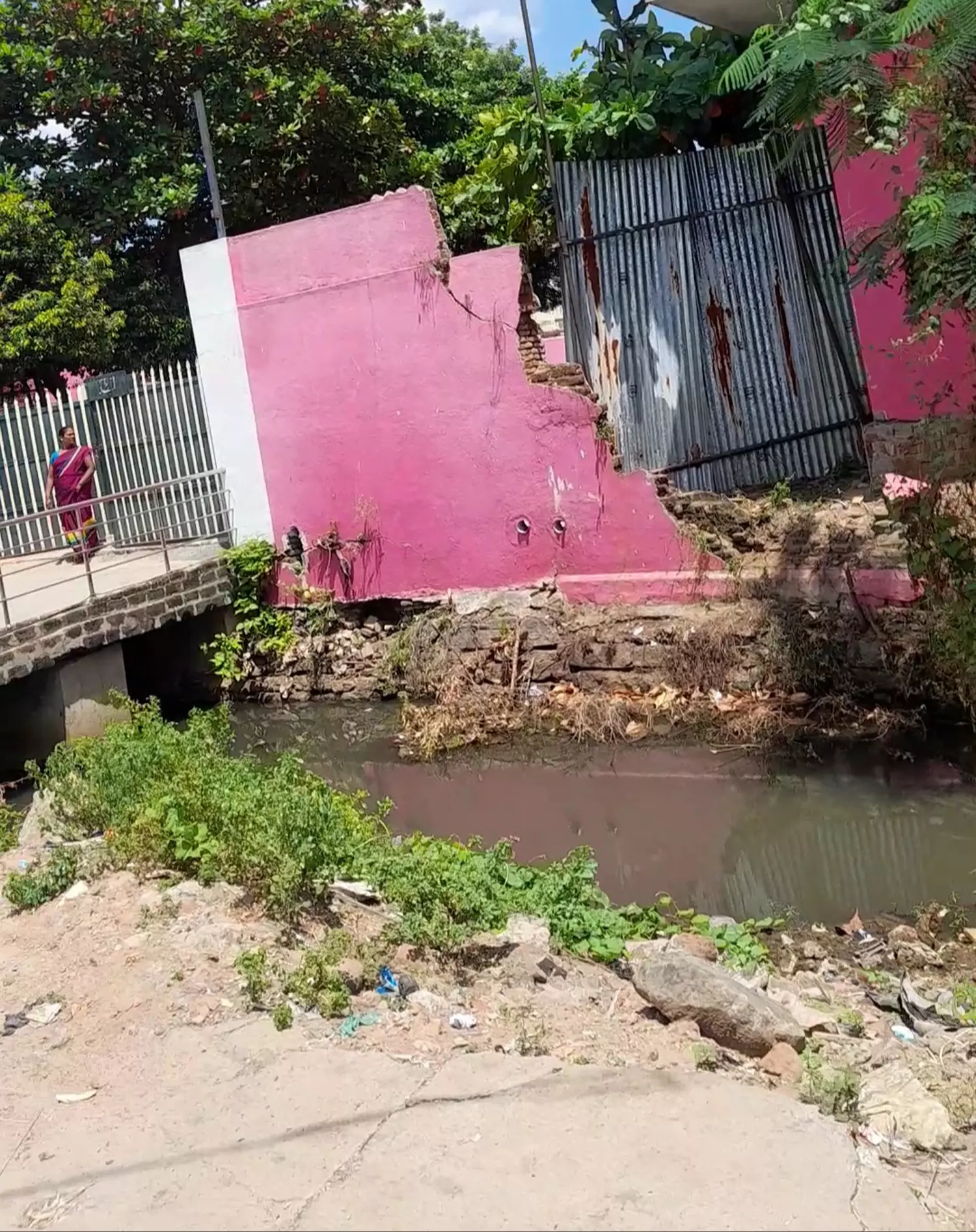 ஏரி கால்வாயை சீரமைக்க வேண்டும் ஏரி கால்வாயை சீரமைக்க வேண்டும்