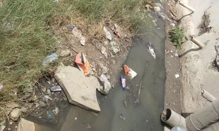 தேங்கி நிற்கும் சாக்கடைநீர்