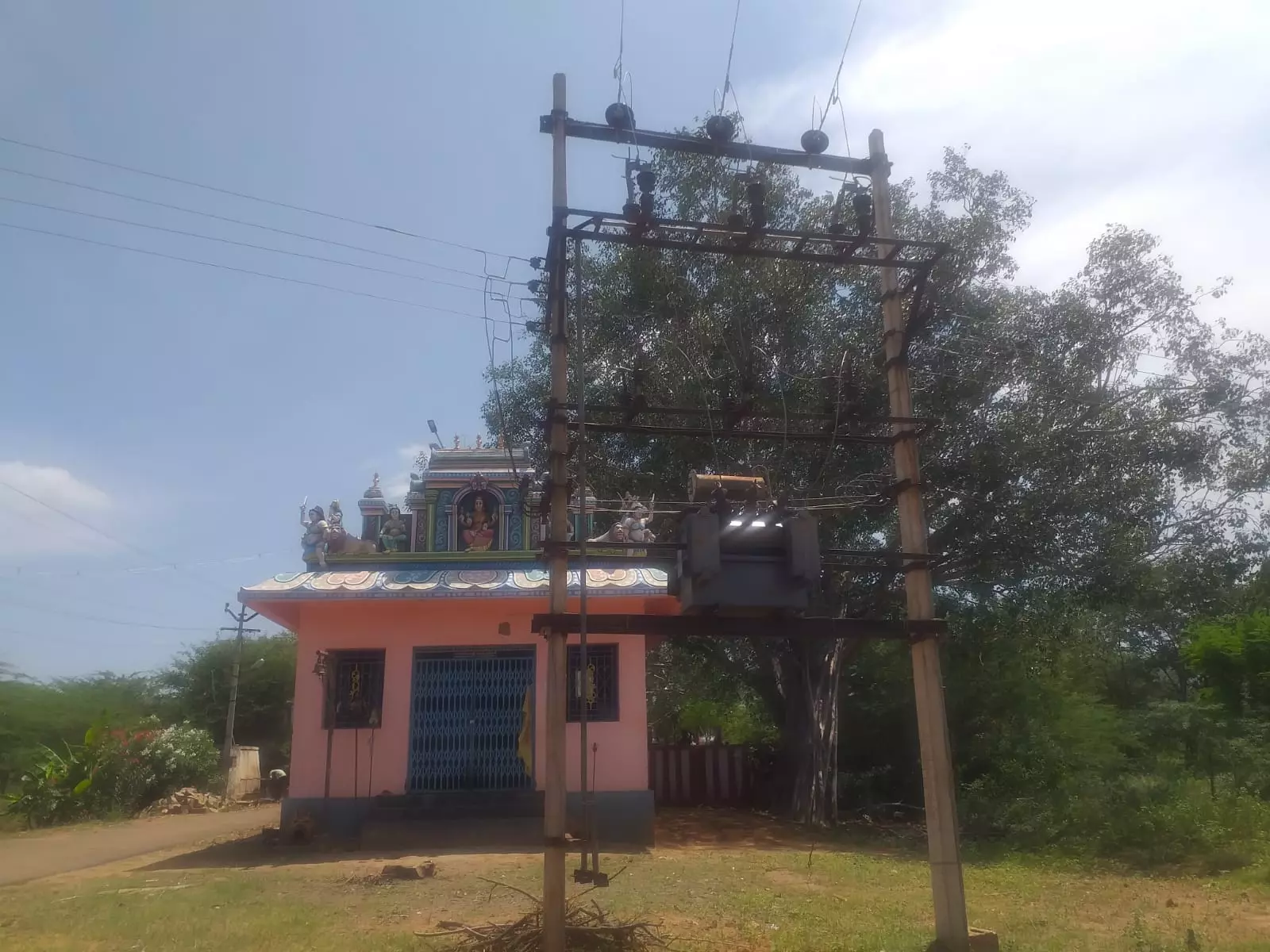 பக்தர்களை அச்சுறுத்தும் மின்மாற்றி பக்தர்களை அச்சுறுத்தும் மின்மாற்றி