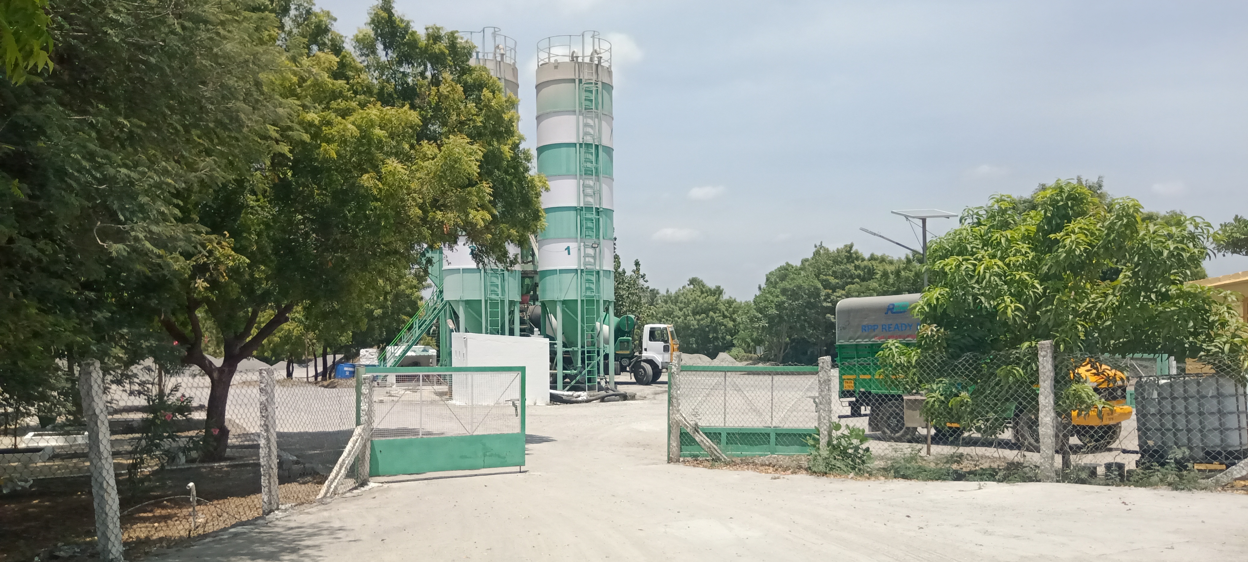 சாலையை சீரமைக்க கோரிக்கை