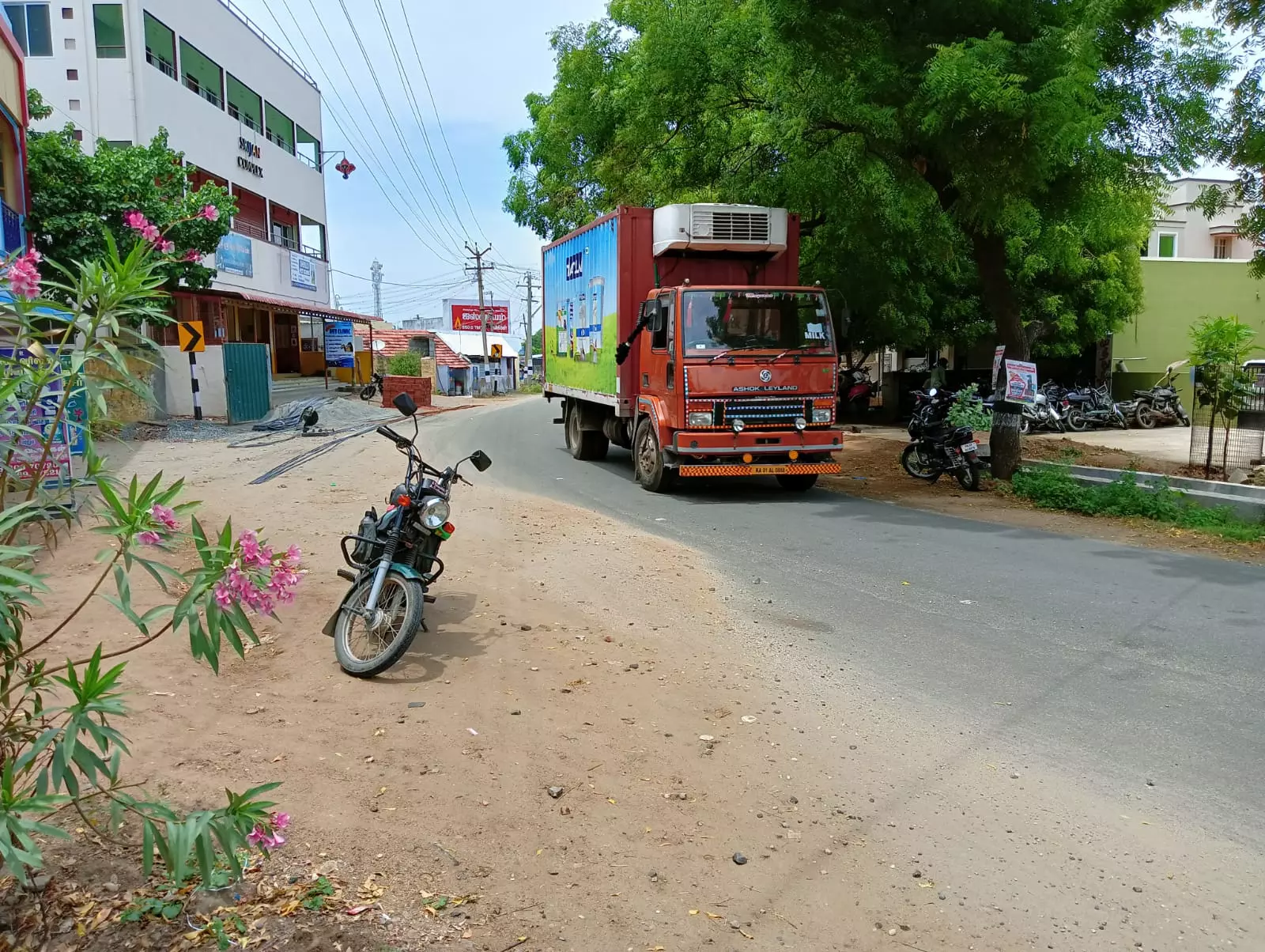 சாலையில் பரவும் மண் சாலையில் பரவும் மண்