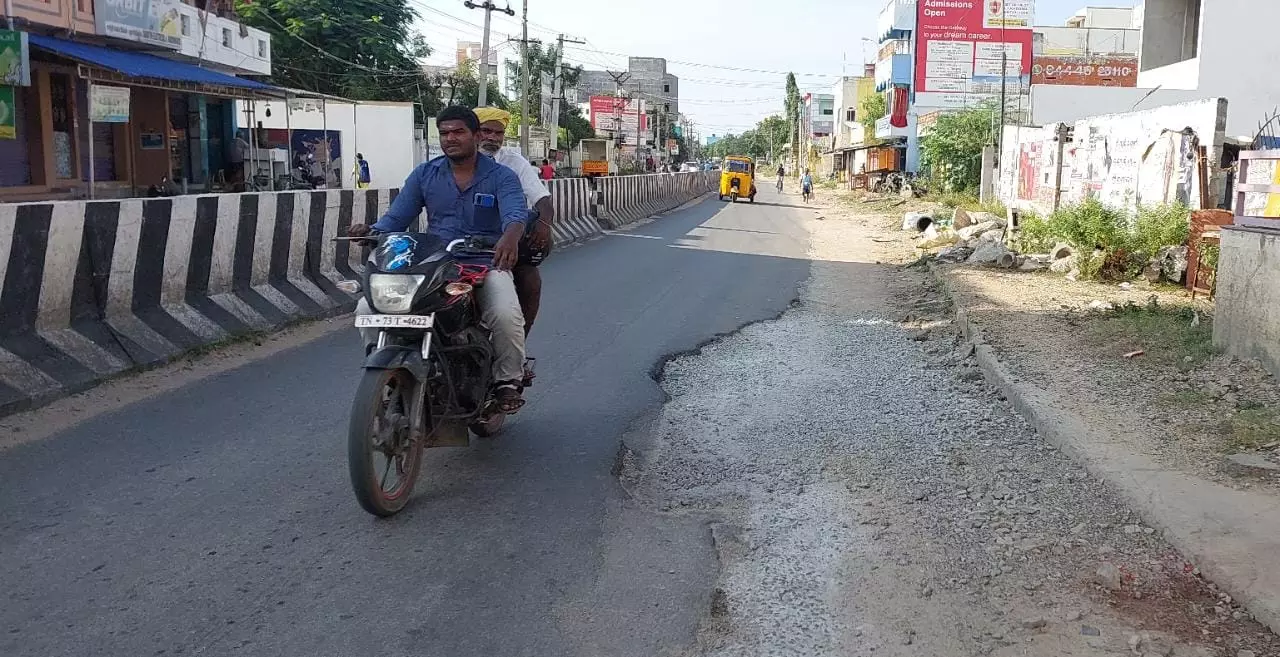 சாலையில் பள்ளம் சாலையில் பள்ளம்