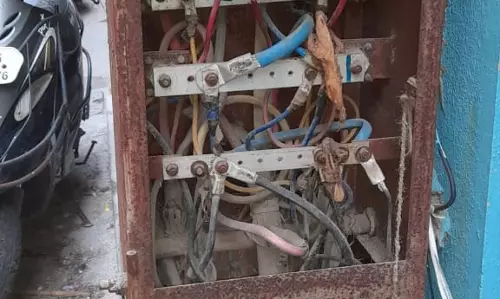 ஆபத்தான மின் இணைப்பு பெட்டி