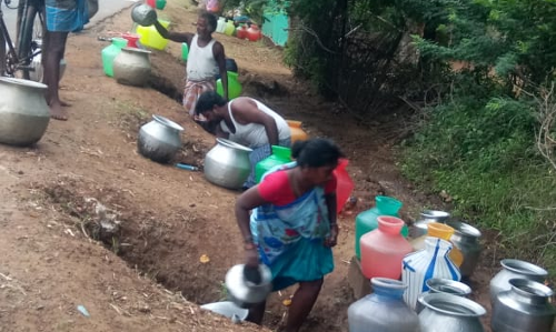 குடிநீருக்காக காத்திருக்கும் மக்கள்
