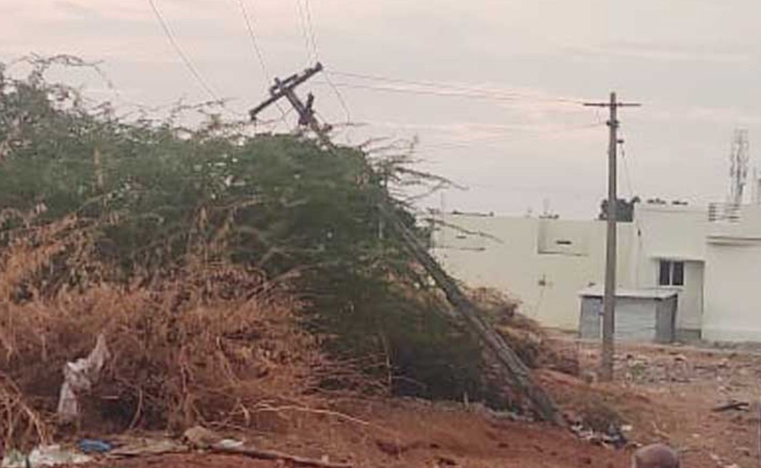 சாய்ந்த நிலையில் மின்கம்பம் சாய்ந்த நிலையில் மின்கம்பம்