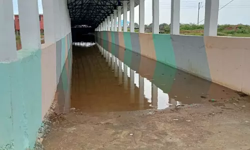 ரெயில்வே கீழ்பாலத்தில் தேங்கும் மழைநீர் ரெயில்வே கீழ்பாலத்தில் தேங்கும் மழைநீர்