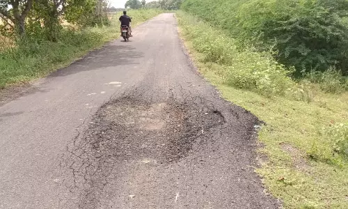 சாலையில் ஆபத்தான பள்ளம் சாலையில் ஆபத்தான பள்ளம்