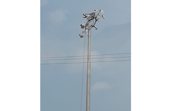 ஆபத்தான நிலையில் மின் விளக்கு