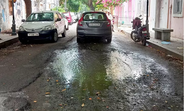 குண்டும், குழியுமான சாலை குண்டும், குழியுமான சாலை