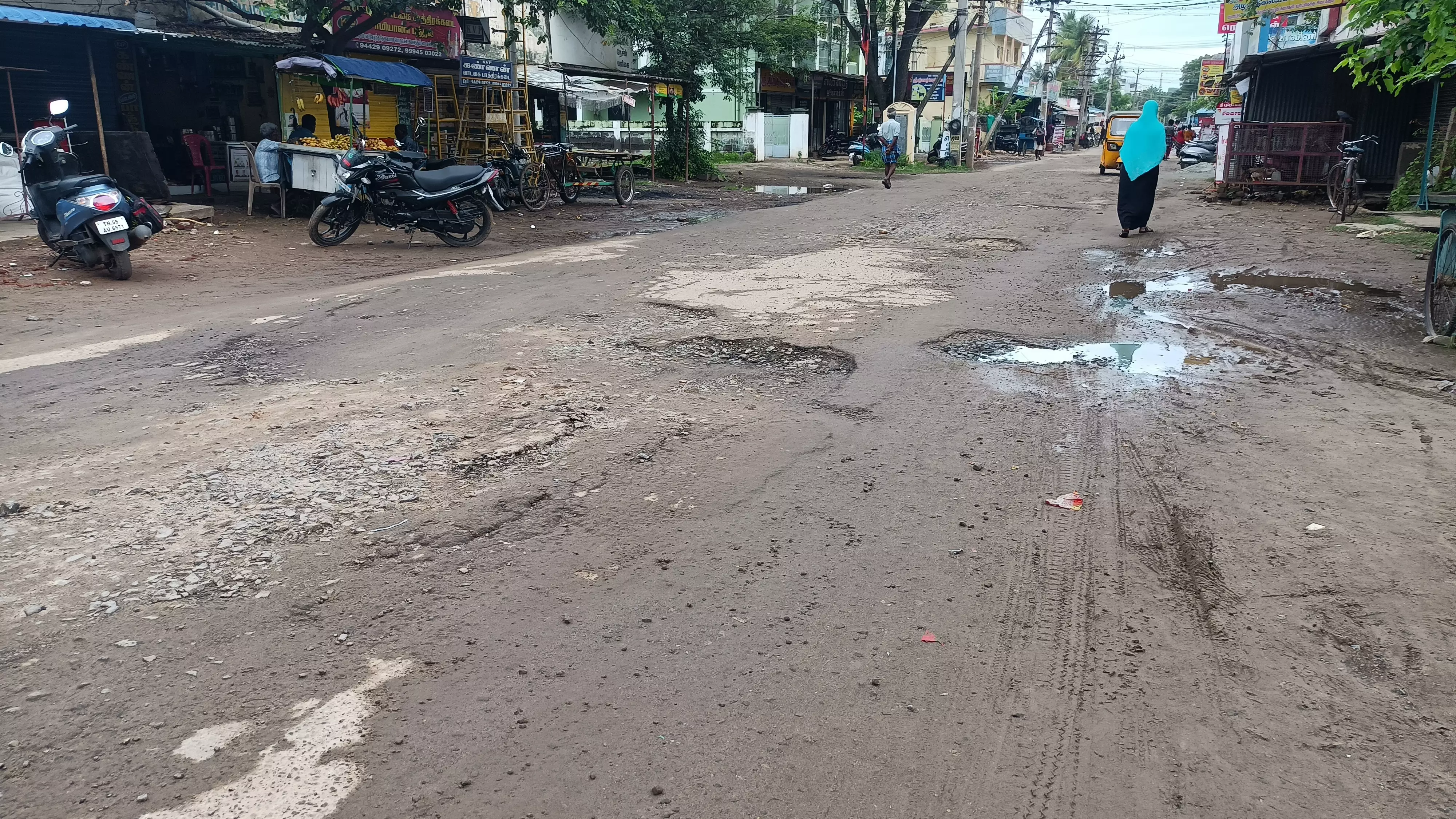 குண்டும், குழியுமான சாலை