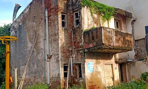 ஆபத்தான கட்டிடம் ஆபத்தான கட்டிடம்