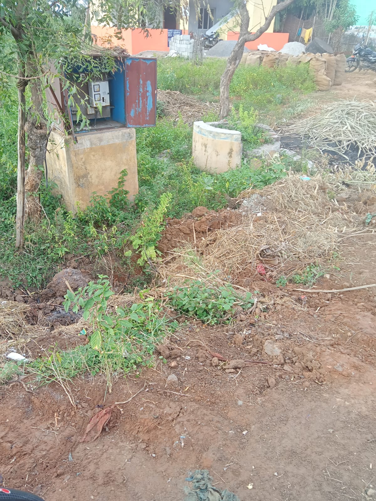 திருடப்பட்ட மின்குடிநீர் தொட்டி திருடப்பட்ட மின்குடிநீர் தொட்டி