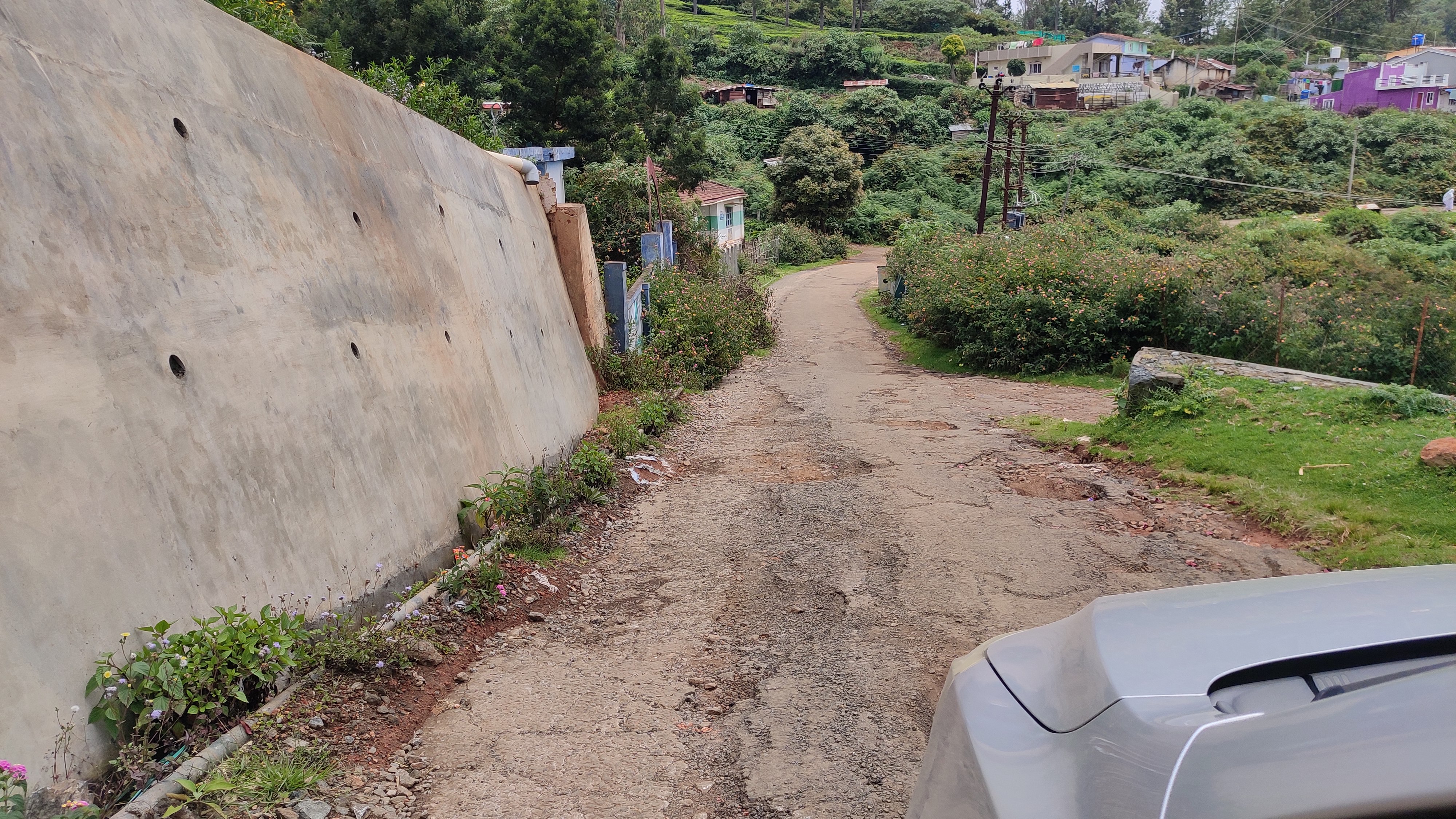 குண்டும், குழியுமான சாலை குண்டும், குழியுமான சாலை