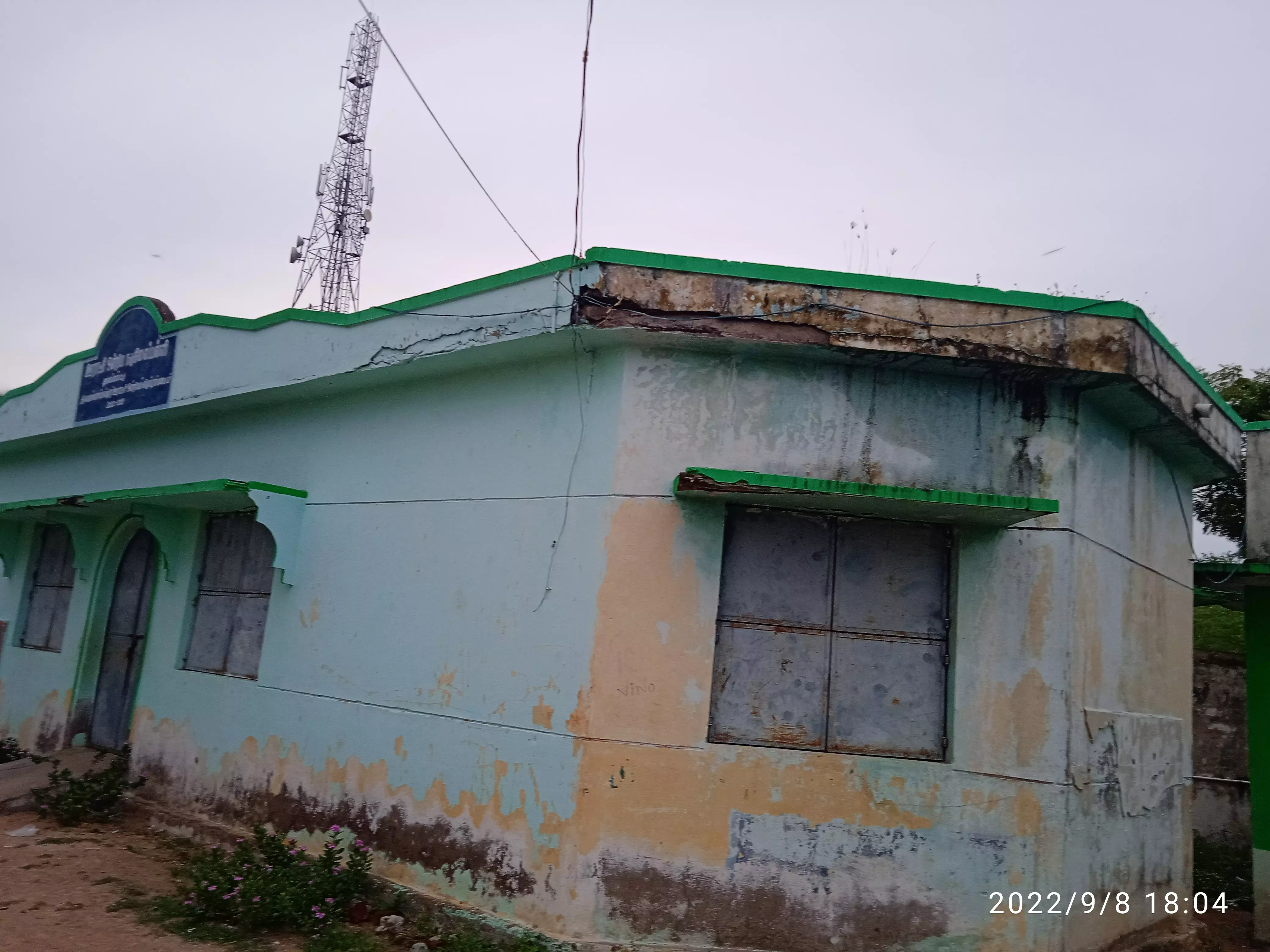 இடிந்து விழும் நிலையில் வகுப்பறை கட்டிடம்