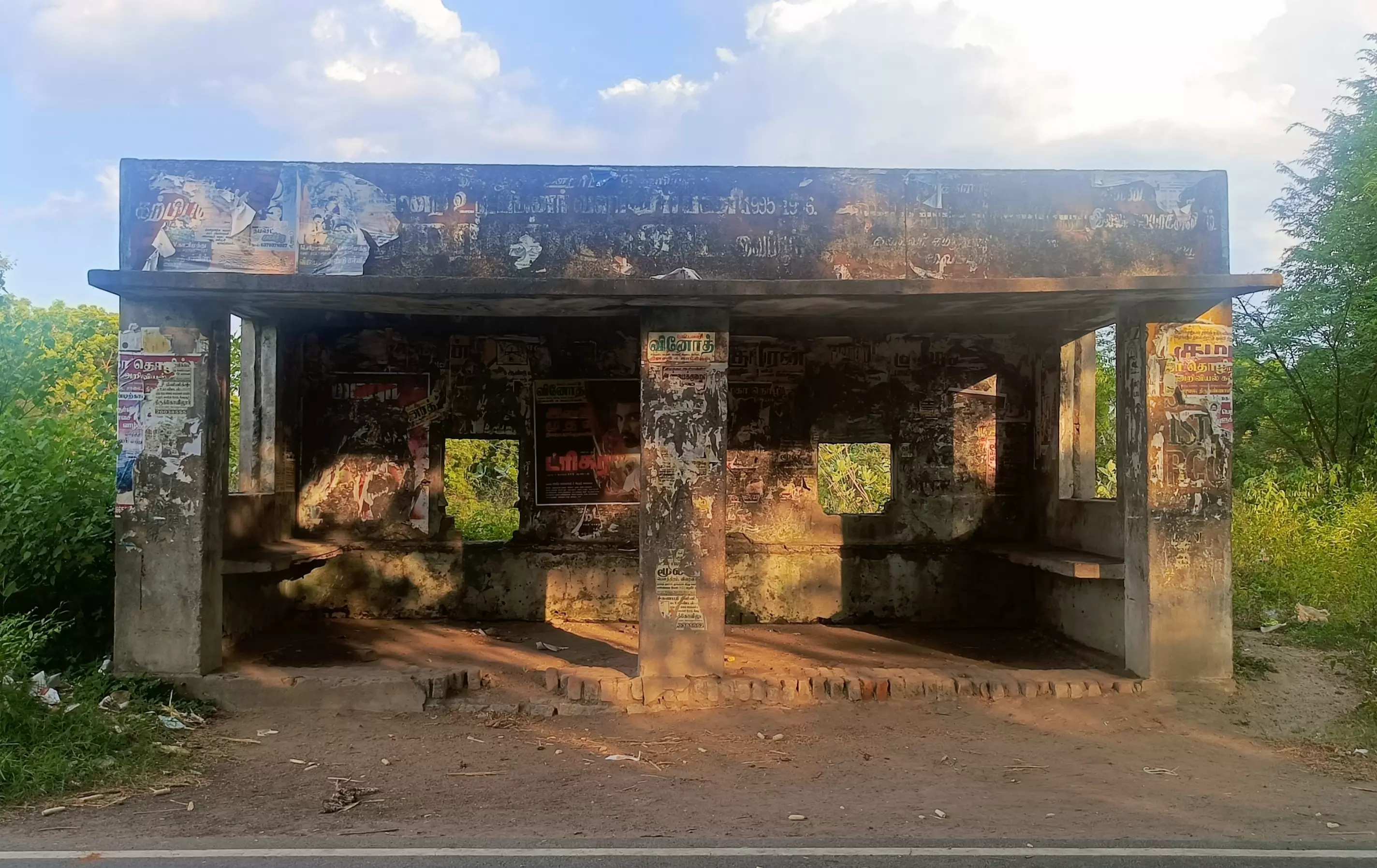 ஆபத்தான பயணிகள் நிழற்குடை ஆபத்தான பயணிகள் நிழற்குடை