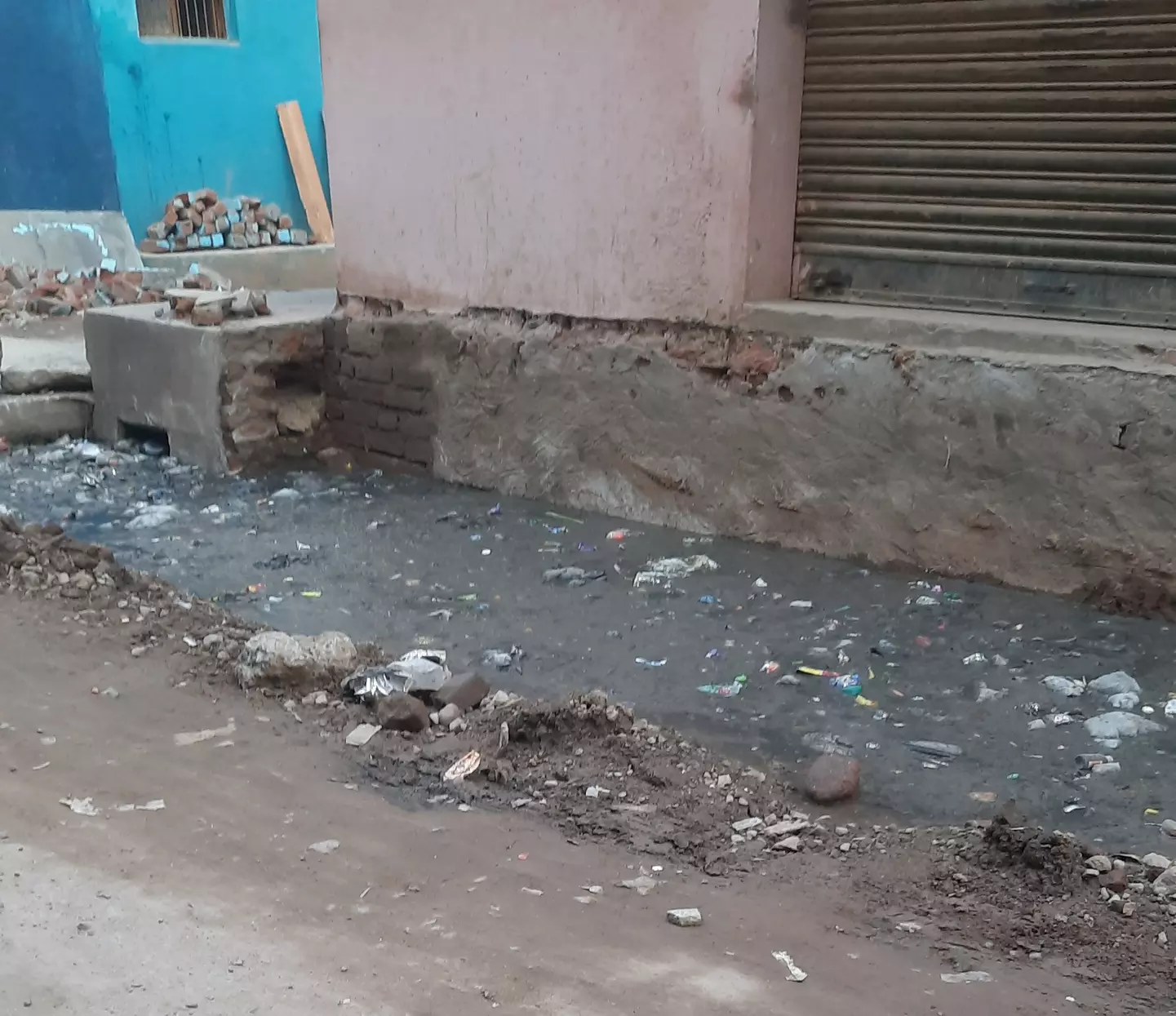 கால்வாயை தூர்வார வேண்டும்