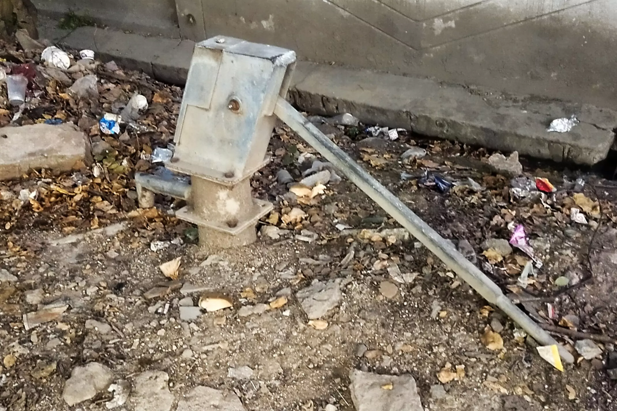 பயன்பாடற்ற நிைலயில் அடிபம்பு