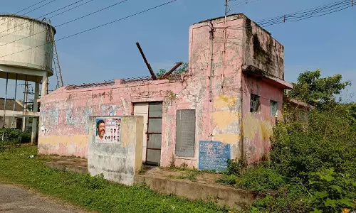 பயன்பாட்டுக்கு வராத சுகாதார வளாகம் பயன்பாட்டுக்கு வராத சுகாதார வளாகம்