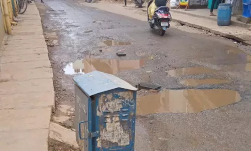 சாலையின் மோசமான நிலை சாலையின் மோசமான நிலை