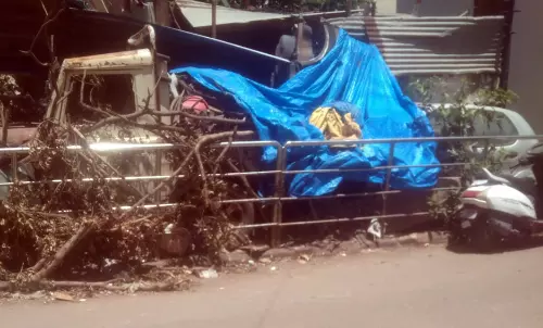 நடைபாதையில் நிற்கும் பழுதடைந்த வாகனம் நடைபாதையில் நிற்கும் பழுதடைந்த வாகனம்